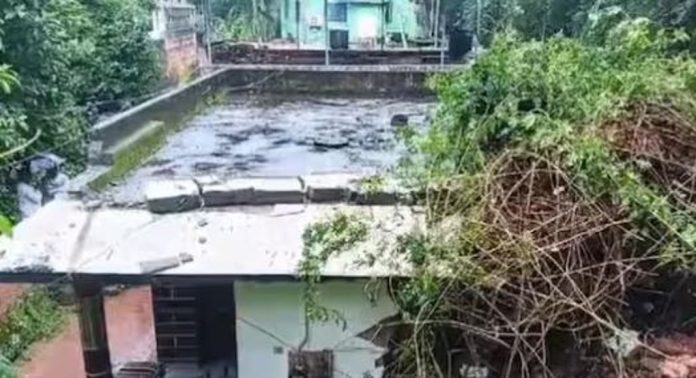ശക്തമായ മഴ ; കോഴിക്കോട് വീടിന് മുകളിലേക്ക് മണ്ണ് ഇടിഞ്ഞ് വീണ് അപകടം ശക്തമായ മഴ ; കോഴിക്കോട് വീടിന് മുകളിലേക്ക് മണ്ണ് ഇടിഞ്ഞ് വീണ് അപകടം