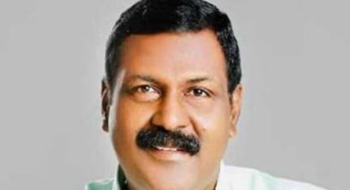 എംഎൽഎയുടെ കാറിന് വഴി മാറാത്തതിന് മർദ്ദനം ; കാട്ടാക്കടയിൽ എട്ട് മാസം ഗർഭിണിയടക്കമുള്ള കുടുംബത്തിന് നേരെ ആക്രമണം എംഎൽഎയുടെ കാറിന് വഴി മാറാത്തതിന് മർദ്ദനം ; കാട്ടാക്കടയിൽ എട്ട് മാസം ഗർഭിണിയടക്കമുള്ള കുടുംബത്തിന് നേരെ ആക്രമണം