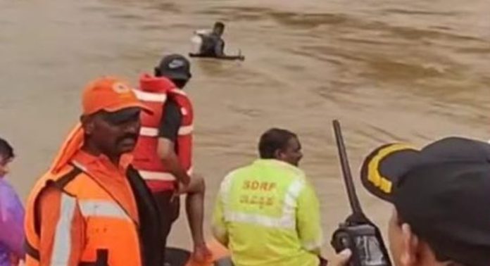 മുങ്ങിപ്പരിശോധിച്ചത് അഞ്ച് തവണ, പക്ഷെ ലോറിക്ക് അടുത്തെത്താനായില്ല ; പിൻമാറാതെ മാൽപെ സംഘം മുങ്ങിപ്പരിശോധിച്ചത് അഞ്ച് തവണ, പക്ഷെ ലോറിക്ക് അടുത്തെത്താനായില്ല ; പിൻമാറാതെ മാൽപെ സംഘം