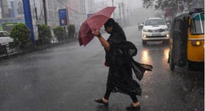 സംസ്ഥാനത്ത് ഇന്നും മഴ ശക്തമാകും ; അഞ്ച് ജില്ലകളിൽ ഓറഞ്ച് അലർട്ട്, ആറ് ജില്ലകളിൽ യെല്ലോ, മുന്നറിയിപ്പ് നൽകി അധികൃതർ സംസ്ഥാനത്ത് ഇന്നും മഴ ശക്തമാകും ; അഞ്ച് ജില്ലകളിൽ ഓറഞ്ച് അലർട്ട്, ആറ് ജില്ലകളിൽ യെല്ലോ, മുന്നറിയിപ്പ് നൽകി അധികൃതർ