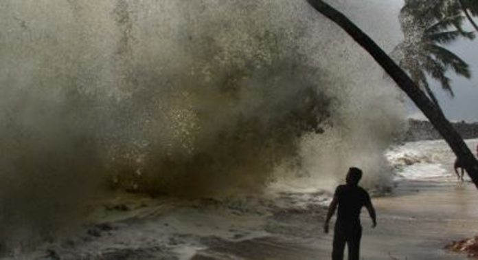 ഉയർന്ന തിരമാലയ്ക്ക് സാധ്യത ; മത്സ്യത്തൊഴിലാളികൾക്ക് മുന്നറിയിപ്പ് നൽകി അധികൃതർ ഉയർന്ന തിരമാലയ്ക്ക് സാധ്യത ; മത്സ്യത്തൊഴിലാളികൾക്ക് മുന്നറിയിപ്പ് നൽകി അധികൃതർ