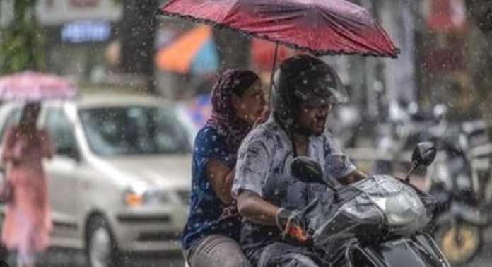 കർണാടകയിൽ ശക്തമായ മഴ ; ജാഗ്രത നിർദ്ദേശം നൽകി അധികൃതർ കർണാടകയിൽ ശക്തമായ മഴ ; ജാഗ്രത നിർദ്ദേശം നൽകി അധികൃതർ