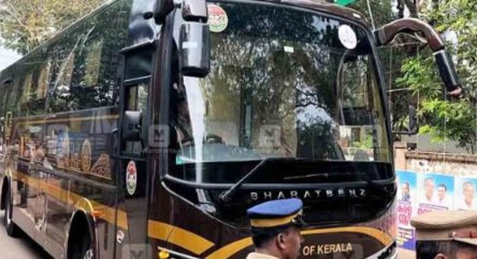 കട്ടപ്പുറത്തായ നവകേരള ബസിന്റെ സർവീസ് പുനരാരംഭിച്ചു കട്ടപ്പുറത്തായ നവകേരള ബസിന്റെ സർവീസ് പുനരാരംഭിച്ചു