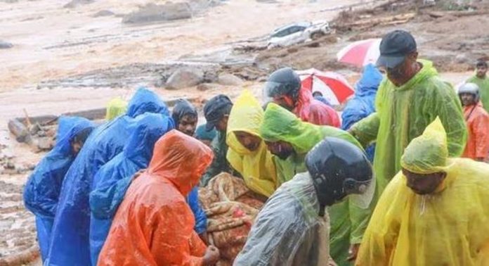 ‘വീട് അമർന്നുപോയിട്ട് അതിനടിയിൽ ആളുണ്ടെന്നാണ് പറയുന്നത് ; അങ്ങോട്ട് പോകാൻ കഴിയുന്നില്ല’ – സന്നദ്ധ പ്രവര്ത്തകര് ‘വീട് അമർന്നുപോയിട്ട് അതിനടിയിൽ ആളുണ്ടെന്നാണ് പറയുന്നത് ; അങ്ങോട്ട് പോകാൻ കഴിയുന്നില്ല’ – സന്നദ്ധ പ്രവര്ത്തകര്