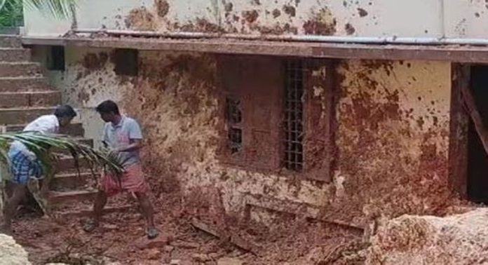 40 അടി ഉയരത്തിൽനിന്ന് മണ്ണിടിഞ്ഞ് വീട്ടിലേക്ക് ; ഒഴിവായത് വൻ ദുരന്തം 40 അടി ഉയരത്തിൽനിന്ന് മണ്ണിടിഞ്ഞ് വീട്ടിലേക്ക് ; ഒഴിവായത് വൻ ദുരന്തം
