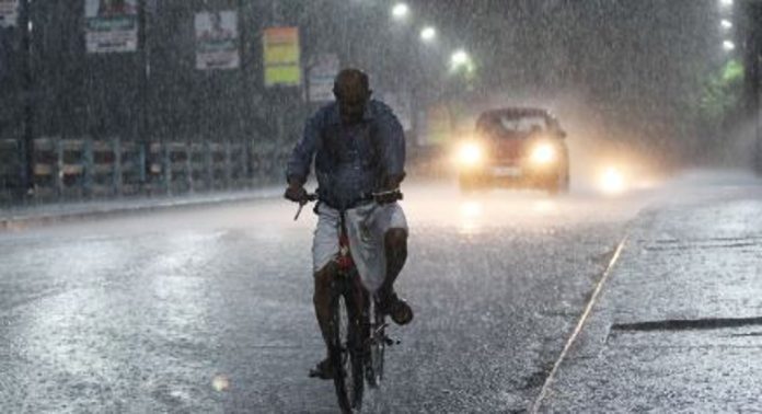 തിരുവനന്തപുരത്തും കൊല്ലത്തും ശക്തമായ മഴ ; ജാഗ്രത മുന്നറിയിപ്പ് നൽകി അധികൃതർ തിരുവനന്തപുരത്തും കൊല്ലത്തും ശക്തമായ മഴ ; ജാഗ്രത മുന്നറിയിപ്പ് നൽകി അധികൃതർ