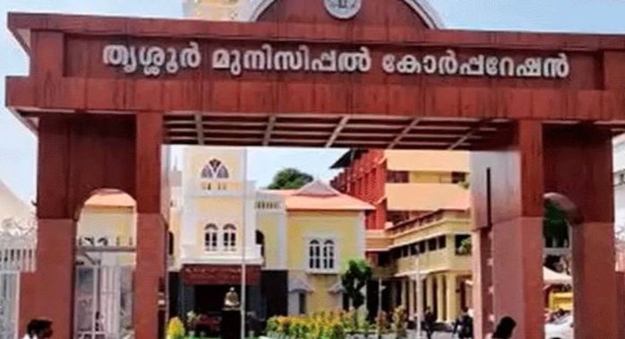തൃശൂർ കോർപറേഷൻ ഭരണം പ്രതിസന്ധിയിലേക്ക് ; പ്രതിഷേധം ശക്തമാകുന്നു തൃശൂർ കോർപറേഷൻ ഭരണം പ്രതിസന്ധിയിലേക്ക് ; പ്രതിഷേധം ശക്തമാകുന്നു