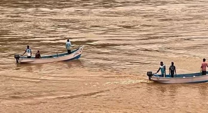 പുഴയിൽ ചെളിയും പാറയും ; ഇന്നത്തെ തിരച്ചിൽ അവസാനിപ്പിച്ച് മാൽപെ സംഘം പുഴയിൽ ചെളിയും പാറയും ; ഇന്നത്തെ തിരച്ചിൽ അവസാനിപ്പിച്ച് മാൽപെ സംഘം
