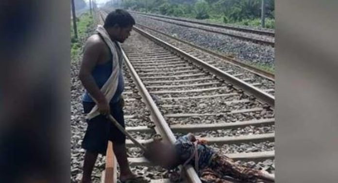 മോഷണക്കുറ്റം ആരോപിച്ച് 12 കാരനെ റെയിൽവേ ട്രാക്കിൽ കെട്ടിയിട്ട് മർദിച്ചു ; സംഭവം ബിഹാറിൽ മോഷണക്കുറ്റം ആരോപിച്ച് 12 കാരനെ റെയിൽവേ ട്രാക്കിൽ കെട്ടിയിട്ട് മർദിച്ചു ; സംഭവം ബിഹാറിൽ