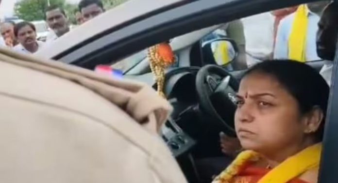ഇനിയും നേരം വെളുത്തില്ലേ? ; പോലീസുകാരനെ പരസ്യമായി വഴക്കുപറഞ്ഞ് ആന്ധ്രാമന്ത്രിയുടെ ഭാര്യ ഇനിയും നേരം വെളുത്തില്ലേ? ; പോലീസുകാരനെ പരസ്യമായി വഴക്കുപറഞ്ഞ് ആന്ധ്രാമന്ത്രിയുടെ ഭാര്യ