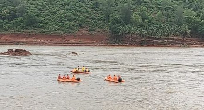 മുങ്ങൽ വിദഗ്ധരടങ്ങുന്ന സൈനിക സംഘമെത്തി ; നദിയിലേക്ക് ഉടൻ ഇറങ്ങും മുങ്ങൽ വിദഗ്ധരടങ്ങുന്ന സൈനിക സംഘമെത്തി ; നദിയിലേക്ക് ഉടൻ ഇറങ്ങും