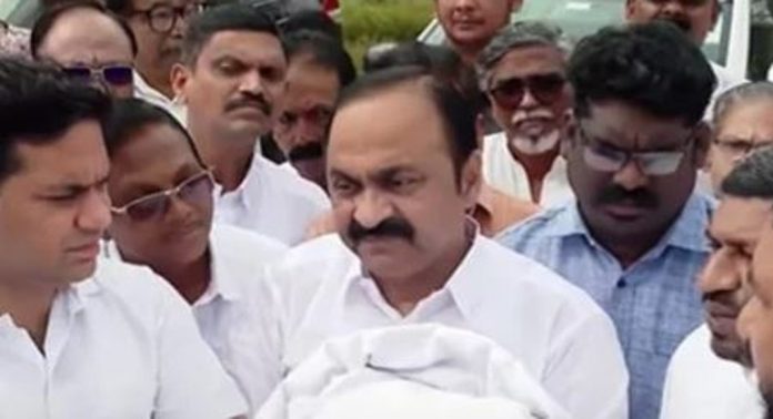 എടവനക്കാട് കടലാക്രമണം നടന്ന മേഖലകള് പ്രതിപക്ഷ നേതാവ് സന്ദര്ശിച്ചു എടവനക്കാട് കടലാക്രമണം നടന്ന മേഖലകള് പ്രതിപക്ഷ നേതാവ് സന്ദര്ശിച്ചു