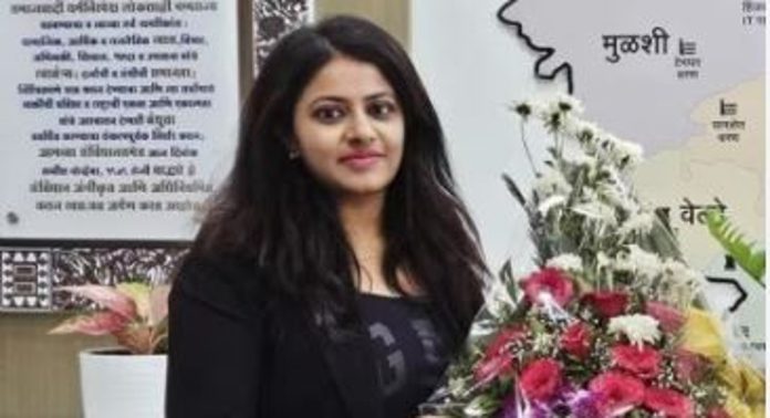 വിവാദങ്ങളിൽ കുരുങ്ങി പൂജ ഖേദ്കര് ; അമ്മയ്ക്കെതിരെ കേസെടുത്തു, മോഷണക്കേസ് പ്രതിയെ വിട്ടയക്കാനും സമ്മർദം വിവാദങ്ങളിൽ കുരുങ്ങി പൂജ ഖേദ്കര് ; അമ്മയ്ക്കെതിരെ കേസെടുത്തു, മോഷണക്കേസ് പ്രതിയെ വിട്ടയക്കാനും സമ്മർദം