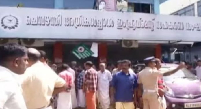 ചെമ്പഴന്തി സഹകരണ സംഘം ; ക്രമക്കേട് നടത്തിയത് പ്രസിഡന്റും ഭാര്യയും ചേർന്ന്, നിർണായക വിവരങ്ങൾ പുറത്ത് ചെമ്പഴന്തി സഹകരണ സംഘം ; ക്രമക്കേട് നടത്തിയത് പ്രസിഡന്റും ഭാര്യയും ചേർന്ന്, നിർണായക വിവരങ്ങൾ പുറത്ത്