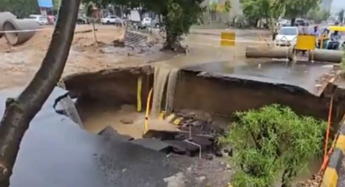 അമിത് ഷായുടെ മണ്ഡലത്തില് റോഡുകളെല്ലാം തകര്ന്നടിഞ്ഞു ; ബി.ജെ.പി കൊടി നാട്ടി നാട്ടുകാരുടെ വ്യാപക പ്രതിഷേധം അമിത് ഷായുടെ മണ്ഡലത്തില് റോഡുകളെല്ലാം തകര്ന്നടിഞ്ഞു ; ബി.ജെ.പി കൊടി നാട്ടി നാട്ടുകാരുടെ വ്യാപക പ്രതിഷേധം