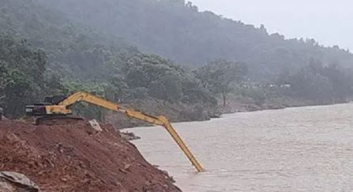 ശക്തമായ മഴയിൽ കുത്തിയൊഴുകി ഗംഗാവലി ; പുഴയിലിറങ്ങാനാകാതെ മുങ്ങൽവിദഗ്ധർ ശക്തമായ മഴയിൽ കുത്തിയൊഴുകി ഗംഗാവലി ; പുഴയിലിറങ്ങാനാകാതെ മുങ്ങൽവിദഗ്ധർ