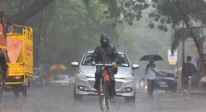 ശക്തമായ മഴയ്ക്ക് നേരിയ ശമനം ; മഹാരാഷ്ട്രയിൽ റെയിൽ ഗതാഗതം പുനഃസ്ഥാപിച്ചു ശക്തമായ മഴയ്ക്ക് നേരിയ ശമനം ; മഹാരാഷ്ട്രയിൽ റെയിൽ ഗതാഗതം പുനഃസ്ഥാപിച്ചു