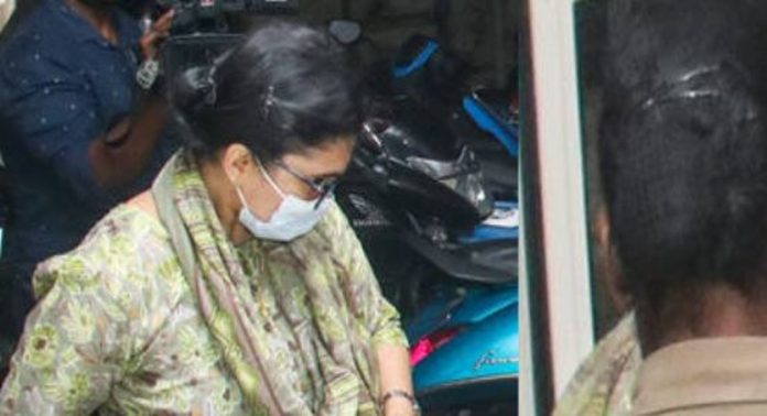 വെടിവെപ്പിന് കാരണം ഭര്ത്താവിനോടുള്ള വൈരാഗ്യം ; വെളിപ്പെടുത്തലുമായി പിടിയിലായ വനിതാ ഡോക്ടര് വെടിവെപ്പിന് കാരണം ഭര്ത്താവിനോടുള്ള വൈരാഗ്യം ; വെളിപ്പെടുത്തലുമായി പിടിയിലായ വനിതാ ഡോക്ടര്