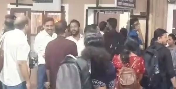 സ്റ്റേഷനിൽ നിർത്താതെ എക്സിക്യുട്ടീവ് എക്സ്പ്രസ്, ഒടുവിൽ നിർത്തിയത് രണ്ടുകിലോമീറ്റർ അകലെ ; വ്യാപക പ്രതിഷേധം സ്റ്റേഷനിൽ നിർത്താതെ എക്സിക്യുട്ടീവ് എക്സ്പ്രസ്, ഒടുവിൽ നിർത്തിയത് രണ്ടുകിലോമീറ്റർ അകലെ ; വ്യാപക പ്രതിഷേധം