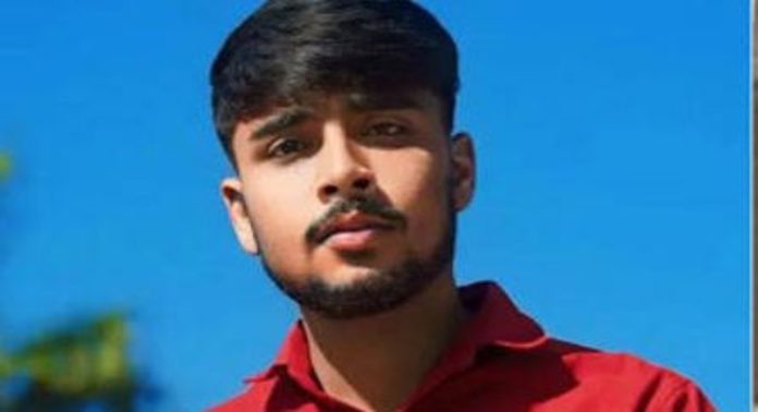 സോഷ്യൽമീഡിയയിൽ റീച്ച് കൂട്ടണം ; പിന്നാലെ മൊബൈൽ ടവറിന് മുകളിൽ കയറിയ യുവാവിനെ രക്ഷപ്പെടുത്തി സോഷ്യൽമീഡിയയിൽ റീച്ച് കൂട്ടണം ; പിന്നാലെ മൊബൈൽ ടവറിന് മുകളിൽ കയറിയ യുവാവിനെ രക്ഷപ്പെടുത്തി