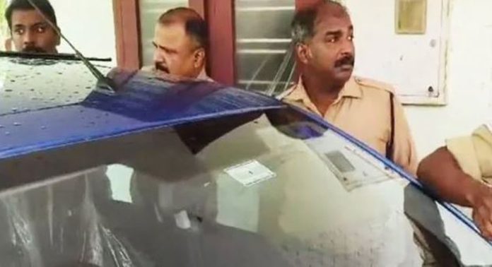 രണ്ടുവയസ്സുകാരൻ താക്കോലുമായി കാറിനുള്ളിൽ കുടുങ്ങി ; ഒടുവിൽ രക്ഷകരായി ഫയർഫോഴ്സെത്തി രണ്ടുവയസ്സുകാരൻ താക്കോലുമായി കാറിനുള്ളിൽ കുടുങ്ങി ; ഒടുവിൽ രക്ഷകരായി ഫയർഫോഴ്സെത്തി