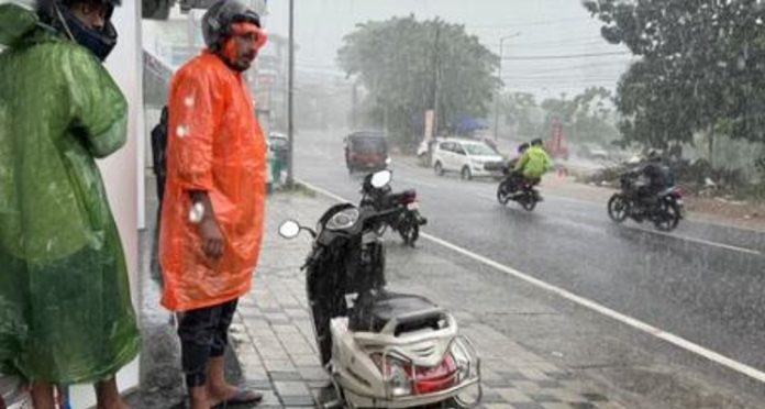 കനത്ത മഴ വരുന്നു ; രണ്ടു ജില്ലകളിൽ റെഡ് അലർട്ട് കനത്ത മഴ വരുന്നു ; രണ്ടു ജില്ലകളിൽ റെഡ് അലർട്ട്
