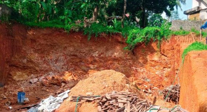 നിർമാണം നടക്കുന്നിടത്ത് മണ്ണിടിഞ്ഞു ; തൊഴിലാളികള് തലനാരിഴക്ക് രക്ഷപെട്ടു നിർമാണം നടക്കുന്നിടത്ത് മണ്ണിടിഞ്ഞു ; തൊഴിലാളികള് തലനാരിഴക്ക് രക്ഷപെട്ടു