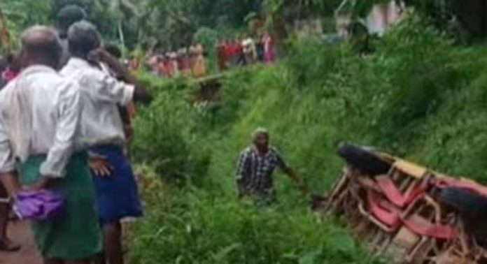 തിരുവനന്തപുരത്ത് സ്കൂൾ വാൻ കനാലിലേക്ക് മറിഞ്ഞ് അപകടം ; മൂന്ന് വിദ്യാർത്ഥികൾക്ക് പരിക്ക് തിരുവനന്തപുരത്ത് സ്കൂൾ വാൻ കനാലിലേക്ക് മറിഞ്ഞ് അപകടം ; മൂന്ന് വിദ്യാർത്ഥികൾക്ക് പരിക്ക്