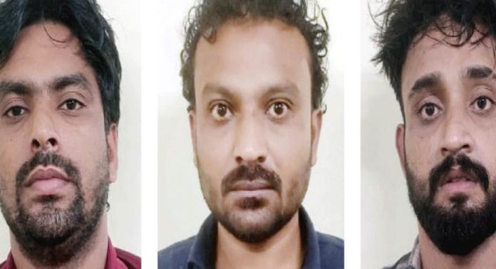 കാറിൽ കടത്തിയ കഞ്ചാവ് പിടികൂടി ; മൂന്നുപേർ പിടിയിൽ കാറിൽ കടത്തിയ കഞ്ചാവ് പിടികൂടി ; മൂന്നുപേർ പിടിയിൽ