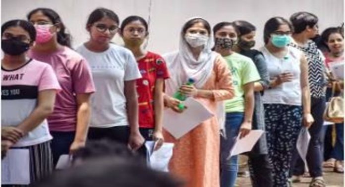നീറ്റ് യു.ജി ചോദ്യപേപ്പര് ചോര്ച്ച ; എംബിബിഎസ് വിദ്യാര്ഥിനി അറസ്റ്റിൽ നീറ്റ് യു.ജി ചോദ്യപേപ്പര് ചോര്ച്ച ; എംബിബിഎസ് വിദ്യാര്ഥിനി അറസ്റ്റിൽ