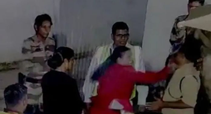 സിഐഎസ്എഫ് അസിസ്റ്റന്റ് സബ് ഇൻസ്പെക്ടറുടെ മുഖത്തടിച്ച സംഭവം ; സ്പൈസ്ജെറ്റ് ജീവനക്കാരി പിടിയിൽ സിഐഎസ്എഫ് അസിസ്റ്റന്റ് സബ് ഇൻസ്പെക്ടറുടെ മുഖത്തടിച്ച സംഭവം ; സ്പൈസ്ജെറ്റ് ജീവനക്കാരി പിടിയിൽ