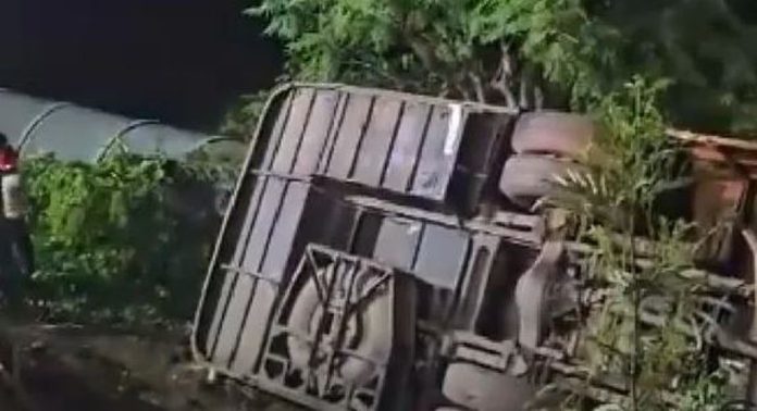 മുംബൈയിൽ ബസ് ട്രാക്ടറുമായി കൂട്ടിയിടിച്ച് വൻ അപകടം ; അഞ്ച് പേർ മരിച്ചു, നിരവധി പേർക്ക് പരിക്ക് മുംബൈയിൽ ബസ് ട്രാക്ടറുമായി കൂട്ടിയിടിച്ച് വൻ അപകടം ; അഞ്ച് പേർ മരിച്ചു, നിരവധി പേർക്ക് പരിക്ക്