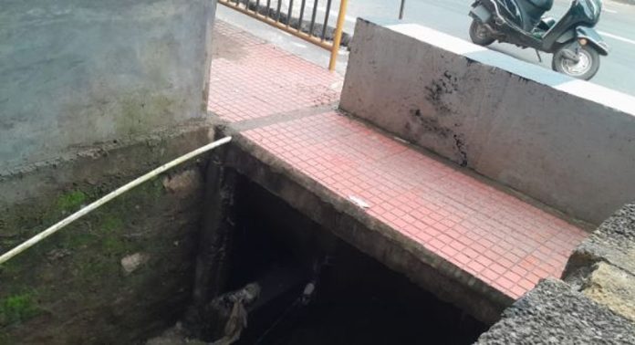 കൈവരി ഇല്ലാത്ത ഓട അപകടകെണിയാകുന്നു ; യാത്രക്കാർ ദുരിതത്തിൽ കൈവരി ഇല്ലാത്ത ഓട അപകടകെണിയാകുന്നു ; യാത്രക്കാർ ദുരിതത്തിൽ