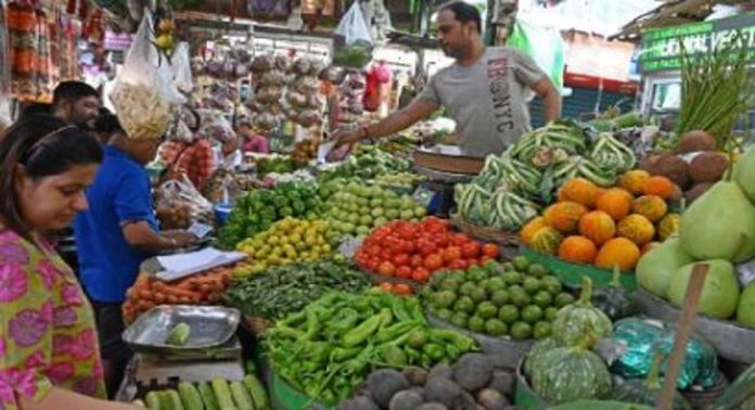 സംസ്ഥാനത്ത് പച്ചക്കറി വില കുതിച്ചുയരുന്നു ; സാധാരണക്കാർ വലയുന്നു സംസ്ഥാനത്ത് പച്ചക്കറി വില കുതിച്ചുയരുന്നു ; സാധാരണക്കാർ വലയുന്നു