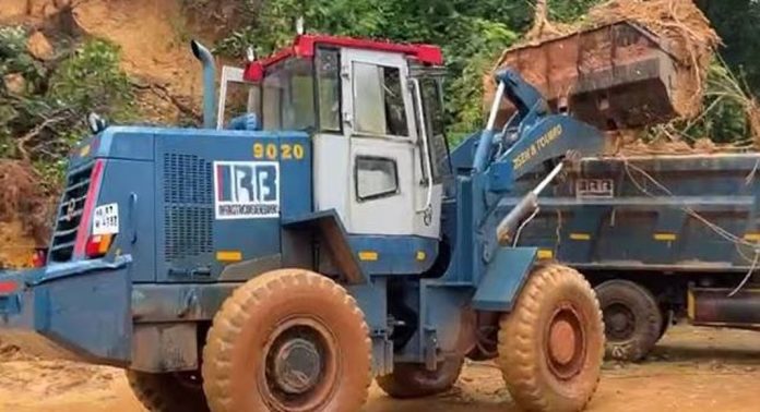ഷിരൂരിലെ അപകടസ്ഥലത്തേക്ക് പോകുന്ന പാതയില് വീണ്ടും മണ്ണിടിച്ചിൽ ഷിരൂരിലെ അപകടസ്ഥലത്തേക്ക് പോകുന്ന പാതയില് വീണ്ടും മണ്ണിടിച്ചിൽ