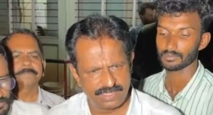 അർധരാത്രി പോലീസ് സ്റ്റേഷൻ ഉപരോധിച്ച് പ്രതിഷേധം ; എസ്എഫ്ഐ പ്രവർത്തകർ ആക്രമിച്ചെന്ന് എം.എൽ.എ, വ്യാപക സംഘർഷം അർധരാത്രി പോലീസ് സ്റ്റേഷൻ ഉപരോധിച്ച് പ്രതിഷേധം ; എസ്എഫ്ഐ പ്രവർത്തകർ ആക്രമിച്ചെന്ന് എം.എൽ.എ, വ്യാപക സംഘർഷം