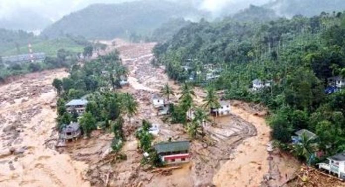 മുണ്ടക്കൈ മലയ്ക്ക് മുകളിൽ നിരവധി പേര് കുടുങ്ങിക്കിടക്കുന്നതായി റിപ്പോർട്ടുകൾ ; പ്രദേശത്ത് ശക്തമായ മഴ, ആശങ്ക മുണ്ടക്കൈ മലയ്ക്ക് മുകളിൽ നിരവധി പേര് കുടുങ്ങിക്കിടക്കുന്നതായി റിപ്പോർട്ടുകൾ ; പ്രദേശത്ത് ശക്തമായ മഴ, ആശങ്ക