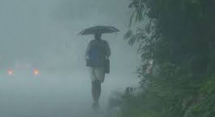 സംസ്ഥാനത്ത് ഇന്ന് അതിതീവ്ര മഴയ്ക്ക് സാധ്യത ; കൂടുതൽ ജില്ലകളിൽ റെഡ് അലർട്ട്, മുന്നറിയിപ്പ് നൽകി അധികൃതർ സംസ്ഥാനത്ത് ഇന്ന് അതിതീവ്ര മഴയ്ക്ക് സാധ്യത ; കൂടുതൽ ജില്ലകളിൽ റെഡ് അലർട്ട്, മുന്നറിയിപ്പ് നൽകി അധികൃതർ