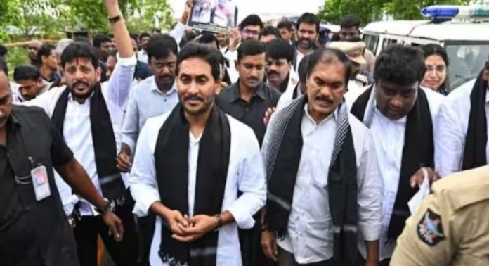 ‘തങ്ങളുടെ നേതാക്കളെ വേട്ടയാടുന്നു’ ; ജഗൻ മോഹന്റെ നേതൃത്വത്തിൽ വൈഎസ്ആർ കോൺഗ്രസിന്റെ പ്രതിഷേധം ‘തങ്ങളുടെ നേതാക്കളെ വേട്ടയാടുന്നു’ ; ജഗൻ മോഹന്റെ നേതൃത്വത്തിൽ വൈഎസ്ആർ കോൺഗ്രസിന്റെ പ്രതിഷേധം
