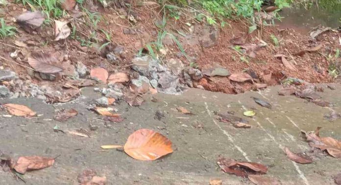 ഗ്രാമീണ റോഡുകളുടെ ശോച്യാവസ്ഥക്ക് പരിഹാരം കാണണമെന്നാവശ്യം ശക്തമാകുന്നു ഗ്രാമീണ റോഡുകളുടെ ശോച്യാവസ്ഥക്ക് പരിഹാരം കാണണമെന്നാവശ്യം ശക്തമാകുന്നു