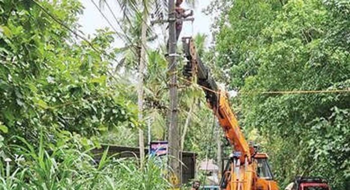 നെടുംകുന്നം – കാവനാൽക്കടവ് റോഡിൽ ഓടയിൽനിന്ന പോസ്റ്റുകൾ മാറ്റി നെടുംകുന്നം – കാവനാൽക്കടവ് റോഡിൽ ഓടയിൽനിന്ന പോസ്റ്റുകൾ മാറ്റി