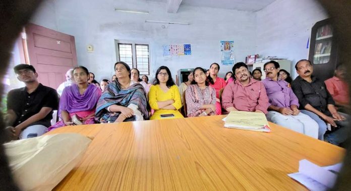 പത്താം ക്ലാസ് മുതൽ പി.ജി. വരെ വിജയിച്ച കുട്ടികളെ ഇന്ത്യൻ ഭരണഘടന പുസ്തകം നൽകി അനുമോദിച്ചു പത്താം ക്ലാസ് മുതൽ പി.ജി. വരെ വിജയിച്ച കുട്ടികളെ ഇന്ത്യൻ ഭരണഘടന പുസ്തകം നൽകി അനുമോദിച്ചു