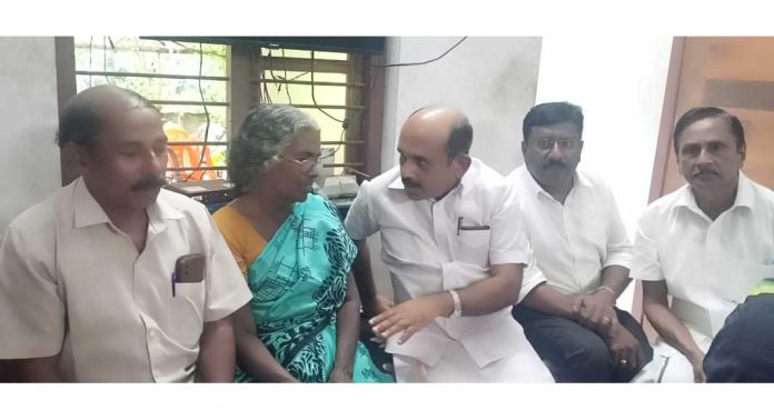 എൻ. ജോയിയുടെ മാരായിമുട്ടം വടകരയിലുള്ള വസതി ജോസഫ് എം. പുതുശ്ശേരി സന്ദർശിച്ചു എൻ. ജോയിയുടെ മാരായിമുട്ടം വടകരയിലുള്ള വസതി ജോസഫ് എം. പുതുശ്ശേരി സന്ദർശിച്ചു