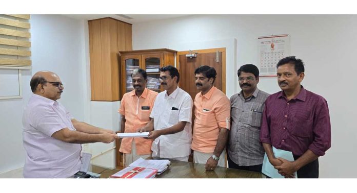 പത്തനംതിട്ട വിമാനത്താവളം ആക്ഷൻ കമ്മിറ്റി മുഖ്യമന്ത്രിക്ക് നിവേദനം നൽകി പത്തനംതിട്ട വിമാനത്താവളം ആക്ഷൻ കമ്മിറ്റി മുഖ്യമന്ത്രിക്ക് നിവേദനം നൽകി