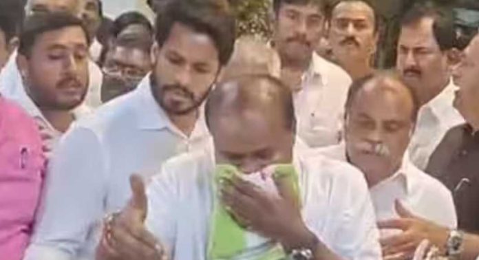 മാധ്യമങ്ങളുമായി സംസാരിക്കുന്നതിനിടെ ജെഡിഎസ് നേതാവ് കുമാരസ്വാമിയുടെ മൂക്കിൽ നിന്ന് രക്തസ്രാവം മാധ്യമങ്ങളുമായി സംസാരിക്കുന്നതിനിടെ ജെഡിഎസ് നേതാവ് കുമാരസ്വാമിയുടെ മൂക്കിൽ നിന്ന് രക്തസ്രാവം