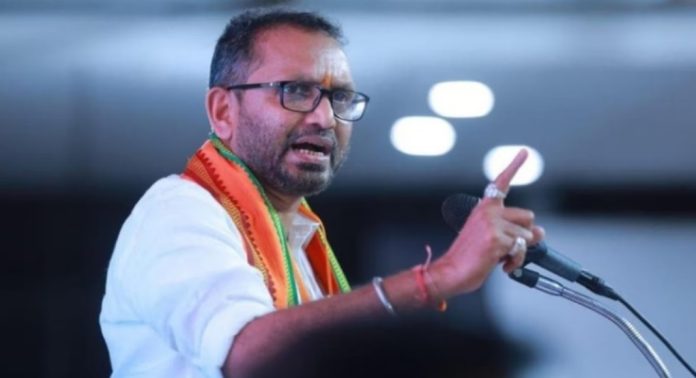 ബജറ്റിൽ കേരളത്തിന് 3000 കോടിയിലധികം കിട്ടി ; തുറന്ന സംവാദത്തിന് ഇടത്-വലത് മുന്നണികളെ ക്ഷണിച്ച് സുരേന്ദ്രൻ ബജറ്റിൽ കേരളത്തിന് 3000 കോടിയിലധികം കിട്ടി ; തുറന്ന സംവാദത്തിന് ഇടത്-വലത് മുന്നണികളെ ക്ഷണിച്ച് സുരേന്ദ്രൻ