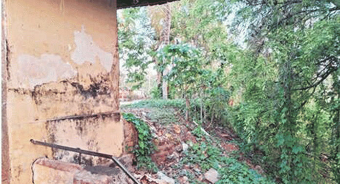 കവിയൂർ മഹാദേവക്ഷേത്രത്തിന്റെ ഇടിഞ്ഞ ചുറ്റുമതിൽക്കെട്ട് പുനര് നിര്മ്മിക്കാന് വൈകുന്നത് അപകടഭീഷണി ഉയർത്തുന്നു കവിയൂർ മഹാദേവക്ഷേത്രത്തിന്റെ ഇടിഞ്ഞ ചുറ്റുമതിൽക്കെട്ട് പുനര് നിര്മ്മിക്കാന് വൈകുന്നത് അപകടഭീഷണി ഉയർത്തുന്നു