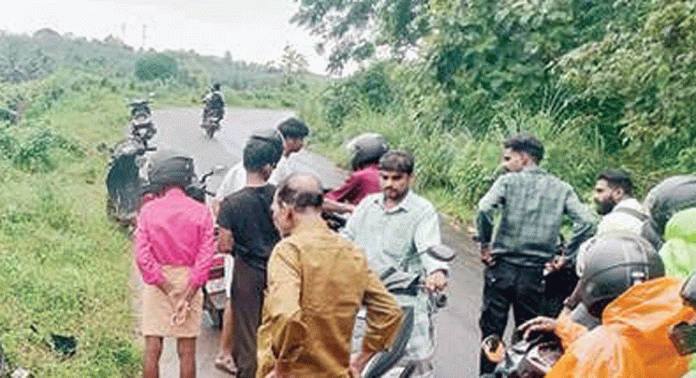 കലഞ്ഞൂർ പാടം റോഡിൽ വാഹനാപകടങ്ങൾ പതിവാകുന്നു കലഞ്ഞൂർ പാടം റോഡിൽ വാഹനാപകടങ്ങൾ പതിവാകുന്നു
