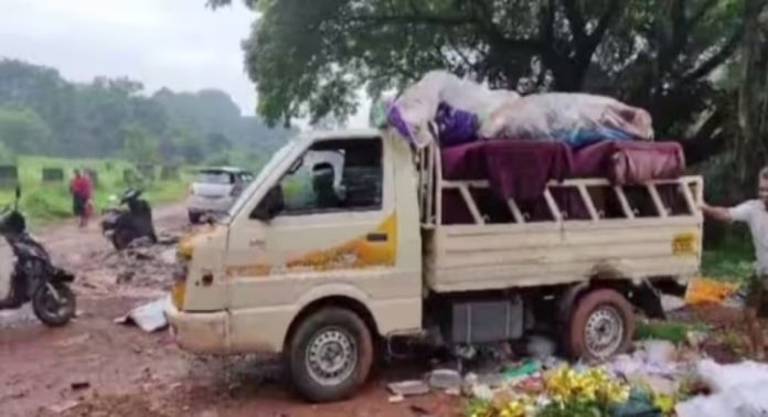 കളമശേരിയിൽ മാലിന്യം തള്ളാനെത്തിയവര് തിരികെ പോകാനാവാതെ കുടുങ്ങി ; നാട്ടുകാര് പിടികൂടി കളമശേരിയിൽ മാലിന്യം തള്ളാനെത്തിയവര് തിരികെ പോകാനാവാതെ കുടുങ്ങി ; നാട്ടുകാര് പിടികൂടി