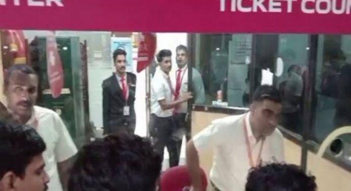 കരിപ്പൂർ-മസ്ക്കറ്റ് വിമാനം പുറപ്പെടുന്ന സമയംമാറ്റി ; പ്രതിഷേധിച്ച് യാത്രക്കാർ ; സാങ്കേതിക തകരാറെന്ന് വിശദീകരണം കരിപ്പൂർ-മസ്ക്കറ്റ് വിമാനം പുറപ്പെടുന്ന സമയംമാറ്റി ; പ്രതിഷേധിച്ച് യാത്രക്കാർ ; സാങ്കേതിക തകരാറെന്ന് വിശദീകരണം